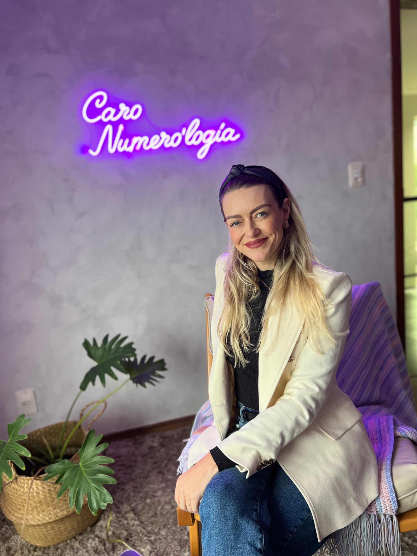 Caroline Christ em seu espaço de atendimento